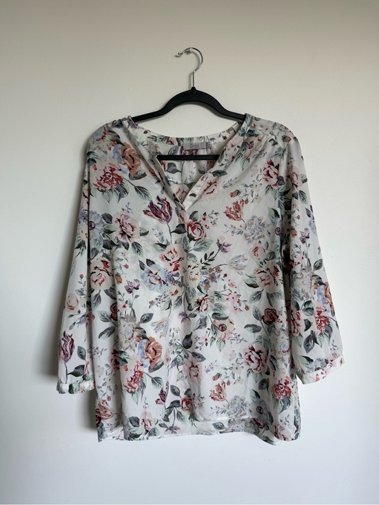 Dalia Tops - Dalia Floral V-Neck Women's Blouse